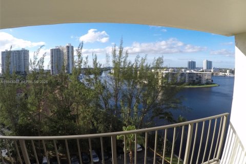 Condo in Aventura, Florida, 2 bedrooms № 2088565 - photo 27