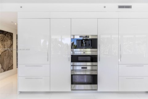 Condo in Miami Beach, Florida, 5 bedrooms  № 2014851 - photo 20