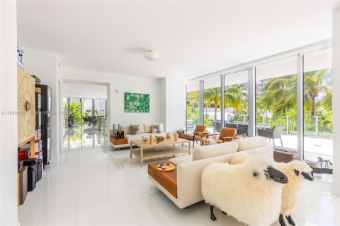 Condo in Miami Beach, Florida, 5 bedrooms  № 2014851 - photo 9