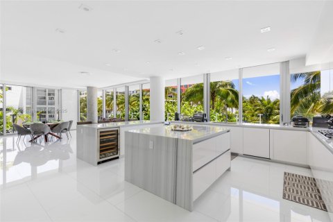 Condo in Miami Beach, Florida, 5 bedrooms  № 2014851 - photo 17