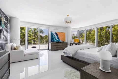 Condo in Miami Beach, Florida, 5 bedrooms  № 2014851 - photo 30