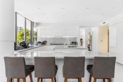 Condo in Miami Beach, Florida, 5 bedrooms  № 2014851 - photo 18