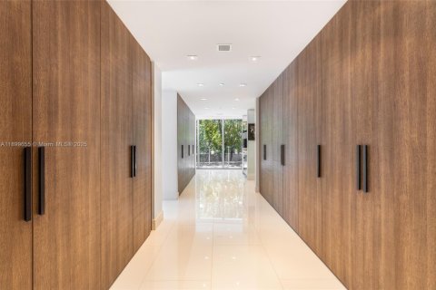 Condo in Miami Beach, Florida, 5 bedrooms  № 2014851 - photo 29
