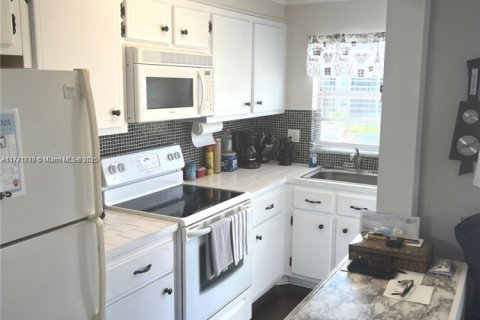 Condo in Hollywood, Florida, 1 bedroom № 1985517 - photo 5