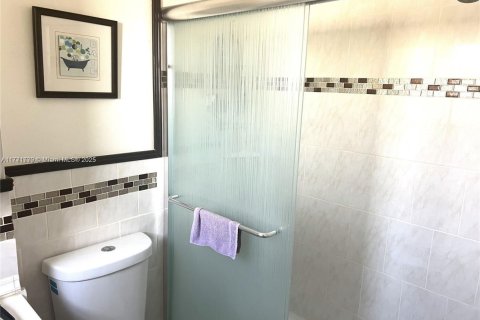 Condo in Hollywood, Florida, 1 bedroom № 1985517 - photo 9