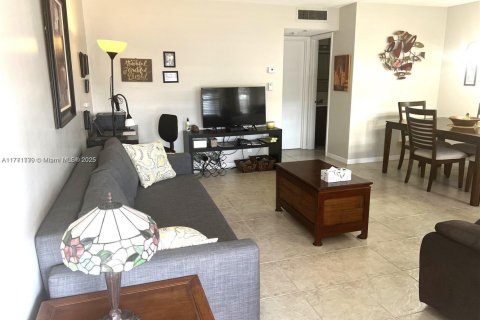 Condo in Hollywood, Florida, 1 bedroom № 1985517 - photo 3