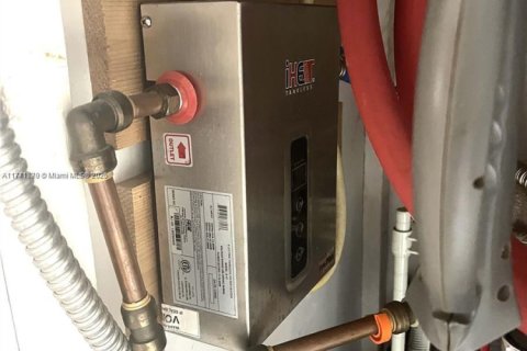 Condo in Hollywood, Florida, 1 bedroom № 1985517 - photo 11