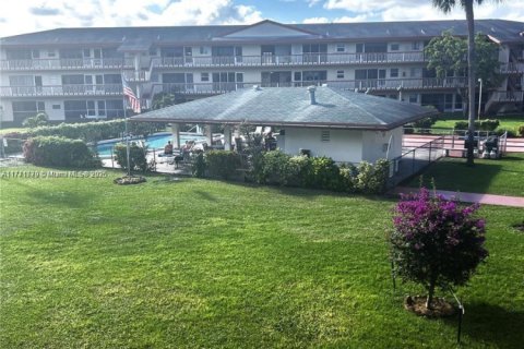 Condo in Hollywood, Florida, 1 bedroom № 1985517 - photo 2