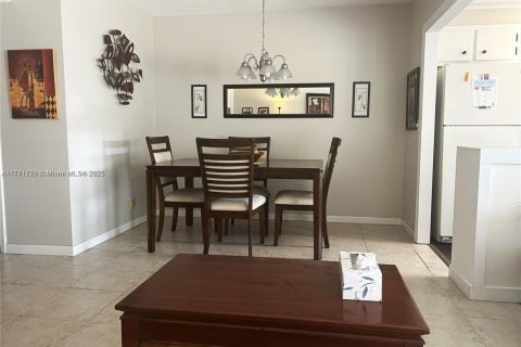 Condo in Hollywood, Florida, 1 bedroom № 1985517 - photo 4