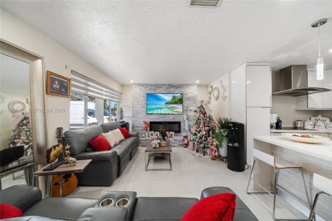 Villa ou maison à vendre à Miami, Floride: 4 chambres, 190.45 m2 № 1994260 - photo 4