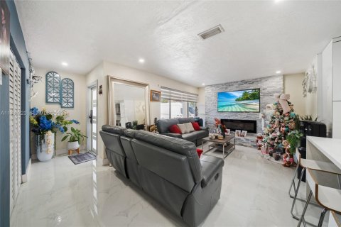 Villa ou maison à vendre à Miami, Floride: 4 chambres, 190.45 m2 № 1994260 - photo 3