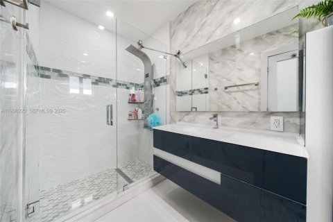 Villa ou maison à vendre à Miami, Floride: 4 chambres, 190.45 m2 № 1994260 - photo 17