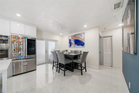 Villa ou maison à vendre à Miami, Floride: 4 chambres, 190.45 m2 № 1994260 - photo 7