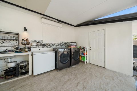 Villa ou maison à vendre à Miami, Floride: 4 chambres, 190.45 m2 № 1994260 - photo 14