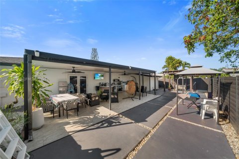 Villa ou maison à vendre à Miami, Floride: 4 chambres, 190.45 m2 № 1994260 - photo 10