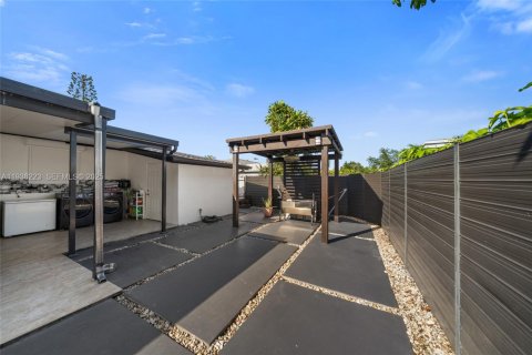 Villa ou maison à vendre à Miami, Floride: 4 chambres, 190.45 m2 № 1994260 - photo 11
