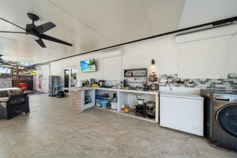 Villa ou maison à vendre à Miami, Floride: 4 chambres, 190.45 m2 № 1994260 - photo 13