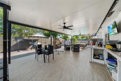 Villa ou maison à vendre à Miami, Floride: 4 chambres, 190.45 m2 № 1994260 - photo 12