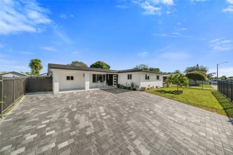 Villa ou maison à vendre à Miami, Floride: 4 chambres, 190.45 m2 № 1994260 - photo 2