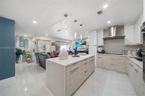 Villa ou maison à vendre à Miami, Floride: 4 chambres, 190.45 m2 № 1994260 - photo 6