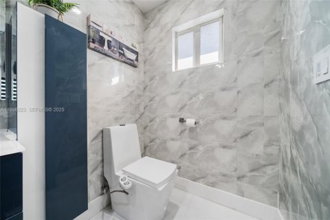 Villa ou maison à vendre à Miami, Floride: 4 chambres, 190.45 m2 № 1994260 - photo 16