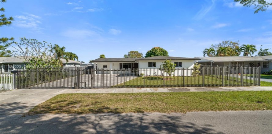 Villa ou maison à Miami, Floride 4 chambres, 190.45 m2 № 1994260