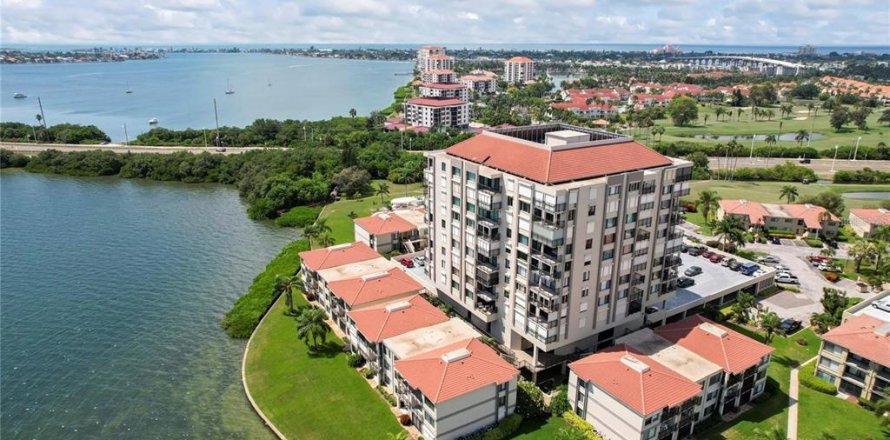 Condominio en Saint Petersburg, Florida, 2 dormitorios № 2094473