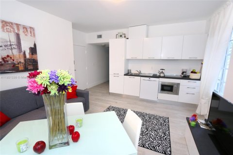 Снять в аренду кондоминиум в Майами-Бич, Флорида 2 спальни, 63.36м2, № 1975408 - фото 3