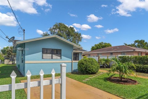 Купить виллу или дом в Майами, Флорида 3 спальни, 114.27м2, № 2048914 - фото 3