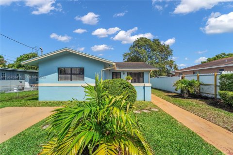 Купить виллу или дом в Майами, Флорида 3 спальни, 114.27м2, № 2048914 - фото 4