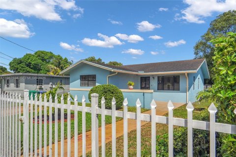 Дом в Майами, Флорида 3 спальни, 114.27м2 № 2048914