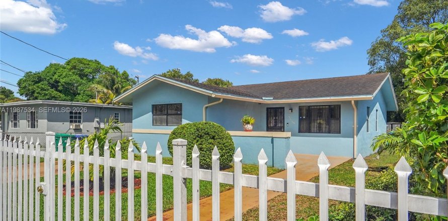 Дом в Майами, Флорида 3 спальни, 114.27м2 № 2048914