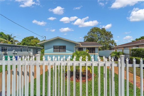 Купить виллу или дом в Майами, Флорида 3 спальни, 114.27м2, № 2048914 - фото 2