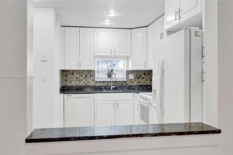 Condo in Pembroke Pines, Florida, 2 bedrooms  № 1893528 - photo 5