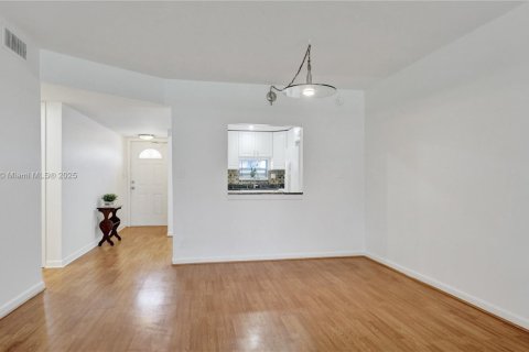 Condo in Pembroke Pines, Florida, 2 bedrooms  № 1893528 - photo 7