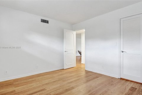 Condo in Pembroke Pines, Florida, 2 bedrooms  № 1893528 - photo 14
