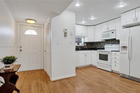 Condo in Pembroke Pines, Florida, 2 bedrooms  № 1893528 - photo 1