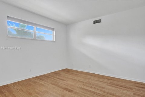 Condo in Pembroke Pines, Florida, 2 bedrooms  № 1893528 - photo 15