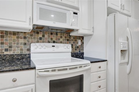 Condo in Pembroke Pines, Florida, 2 bedrooms  № 1893528 - photo 4