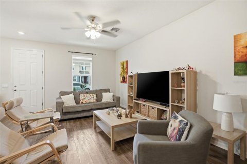 Townhouse in Wesley Chapel, Florida 3 bedrooms, 169.08 sq.m. № 2226042 - photo 9