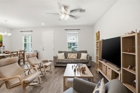 Townhouse in Wesley Chapel, Florida 3 bedrooms, 169.08 sq.m. № 2226042 - photo 11