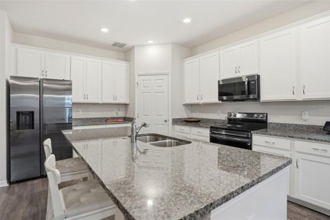 Townhouse in Wesley Chapel, Florida 3 bedrooms, 169.08 sq.m. № 2226042 - photo 19