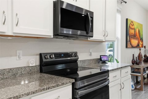 Townhouse in Wesley Chapel, Florida 3 bedrooms, 169.08 sq.m. № 2226042 - photo 17