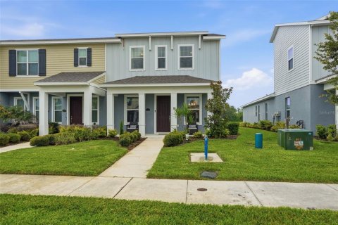 Townhouse in Wesley Chapel, Florida 3 bedrooms, 169.08 sq.m. № 2226042 - photo 3