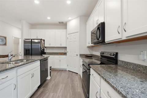 Townhouse in Wesley Chapel, Florida 3 bedrooms, 169.08 sq.m. № 2226042 - photo 16