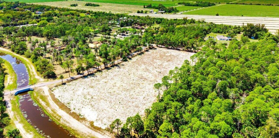 Commercial property in Loxahatchee Groves, Florida № 2146190