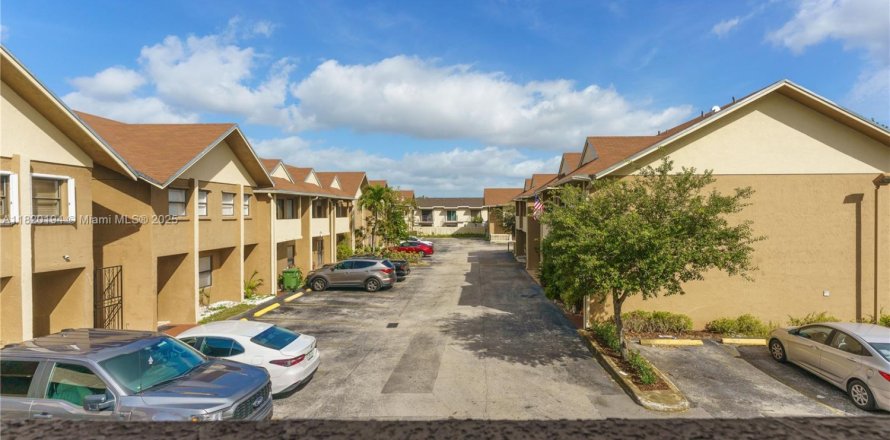 Condo in Hialeah, Florida, 2 bedrooms  № 1794913