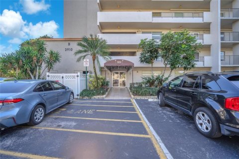 Condominio en venta en Lauderhill, Florida, 3 dormitorios, 163.51 m2 № 2179563 - foto 10
