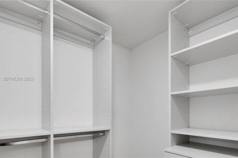 Apartamento en alquiler en Miami, Florida, 2 dormitorios, 119.94 m2 № 1993964 - foto 21