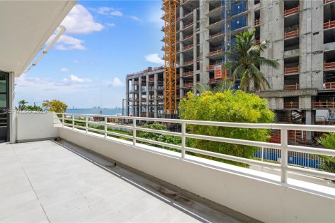 Apartamento en alquiler en Miami, Florida, 2 dormitorios, 119.94 m2 № 1993964 - foto 12